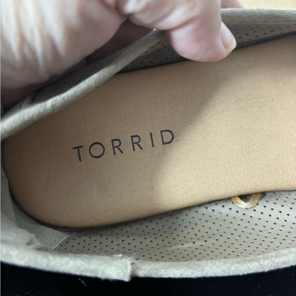Torrid Perforated Flat Shoes Women’s 9.5WW Tan Loafers Faux Suede Taupe Slip On - Picture 2 of 6